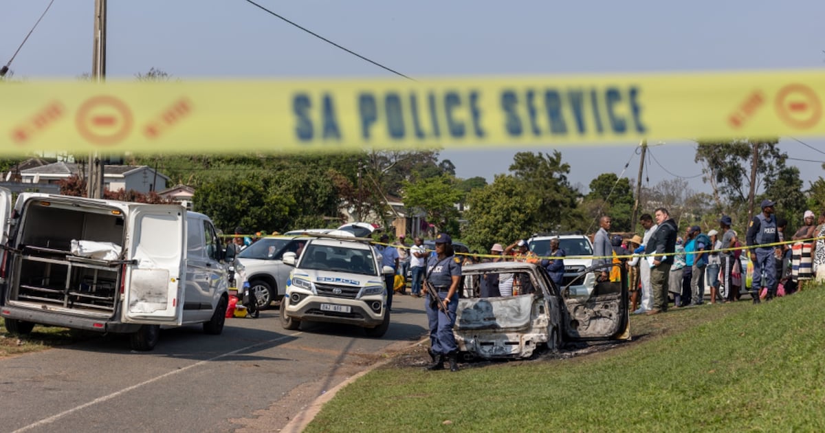 A polícia inicia caça de 72 horas aos suspeitos do tiroteio em massa em KwaMakhutha
