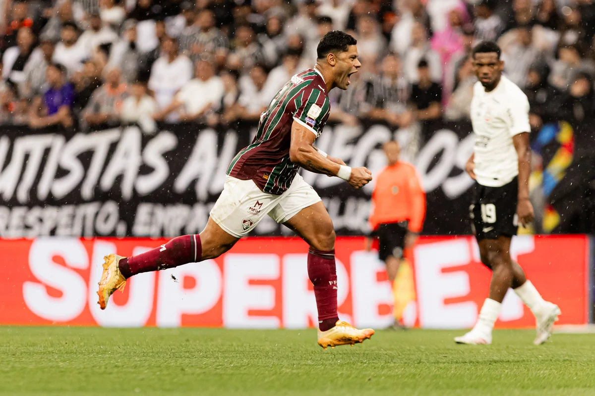 Hulk comemora gol do Fluminense diante do Corinthians