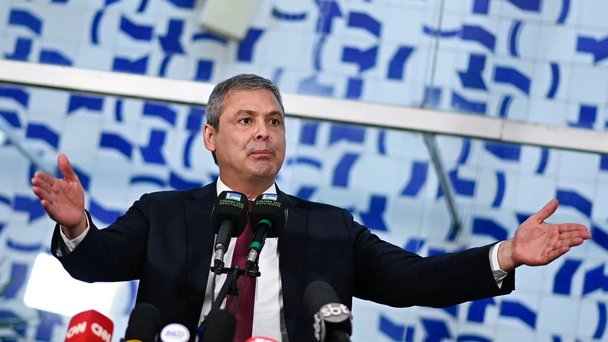 Lindbergh aciona STF por suposta verba estrangeira na campanha de Flávio