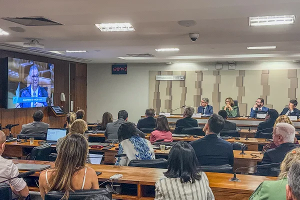Oposição no Senado acompanha julgamento no STF em torcida contra Moraes