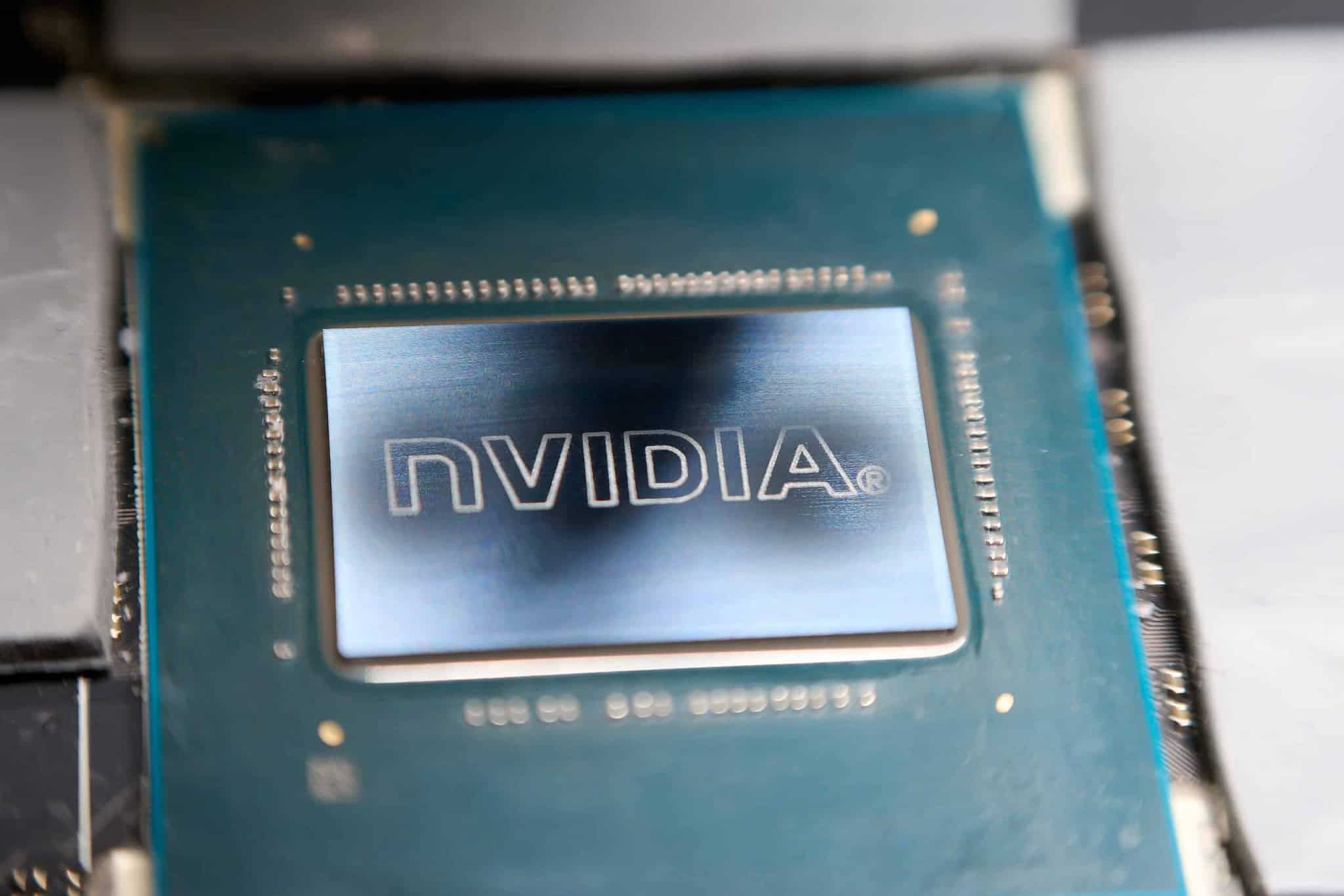Imagem da matéria: AMD chega a US$ 1 trilhão em valor de mercado enquanto avança na disputa com a Nvidia pelo mercado de inteligência artificial