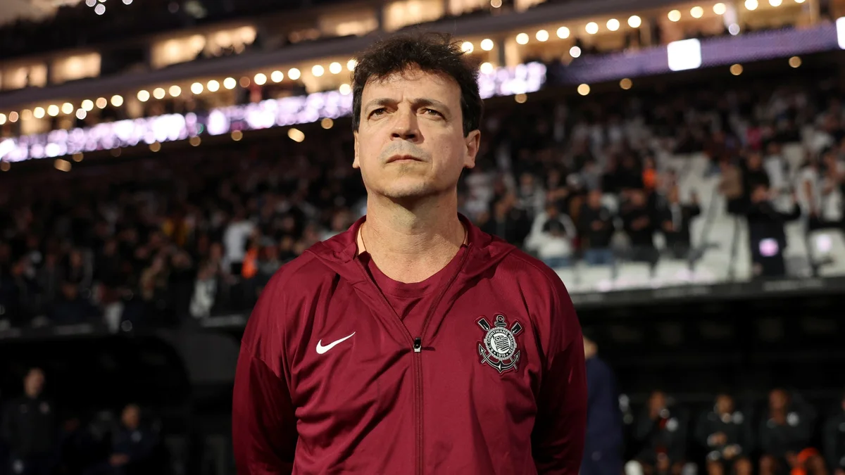 Marcelo Paz garante Diniz como técnico do Corinthians após eliminação