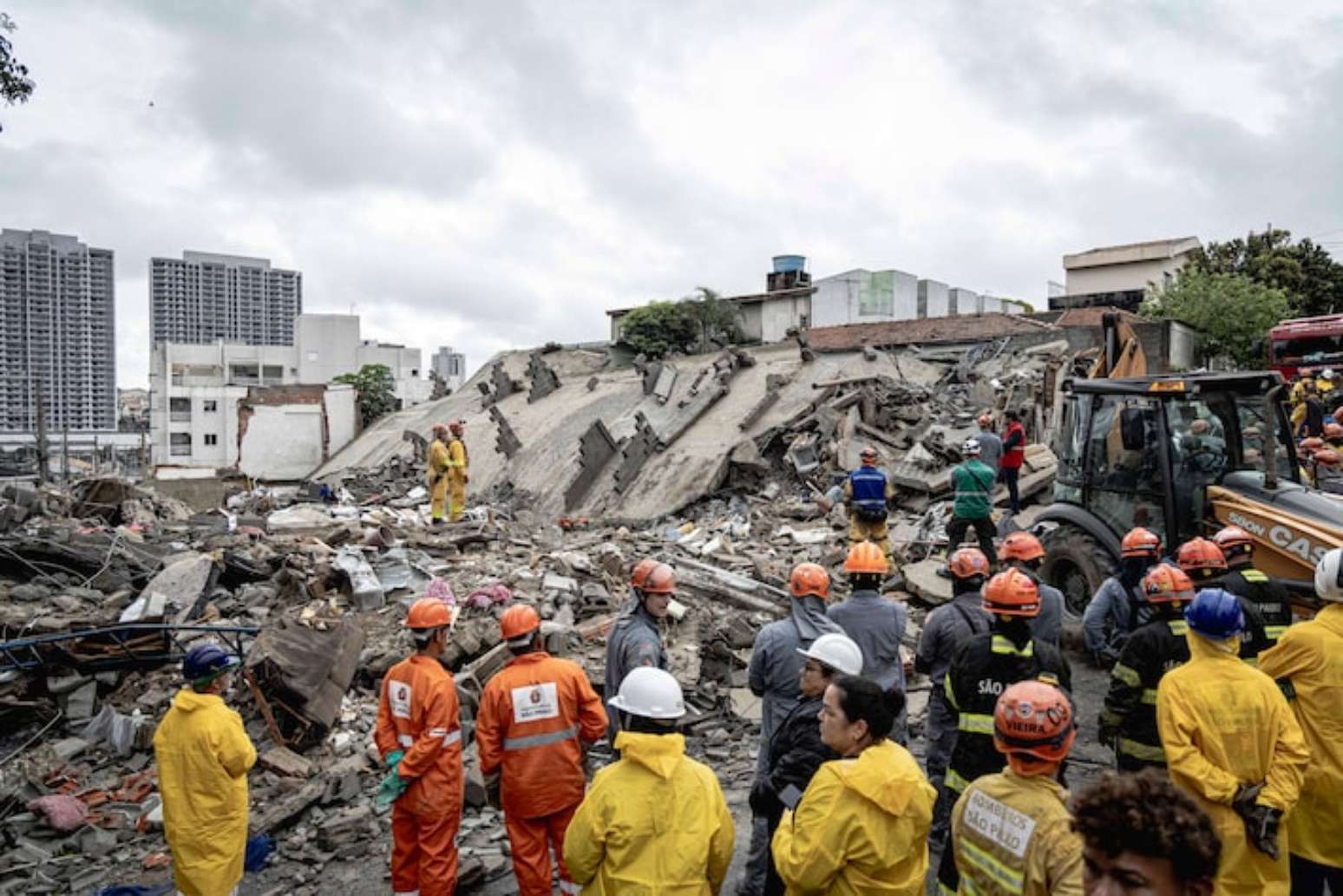 Pr&eacute;dio em constru&ccedil;&atilde;o desabou sobre uma casa e matou seis pessoas na Penha.