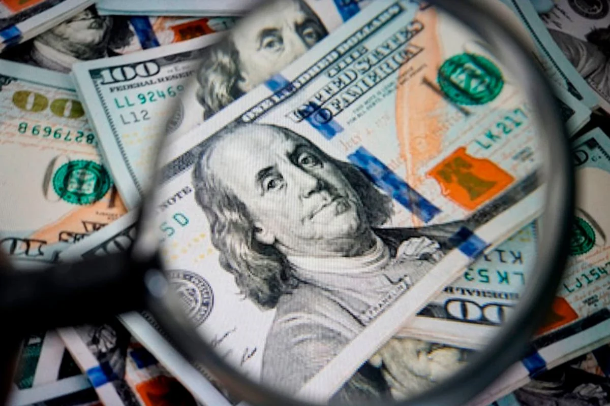 Dólar fica estável com queda do petróleo e apesar de alta dos juros nos EUA