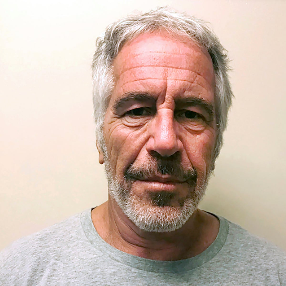 Mulher se declara culpada por obter fraudulentamente US$ 750.000 do fundo de vítimas de Epstein