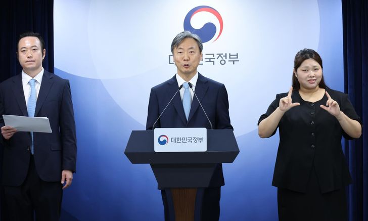 Kang Jun-ha, center, director of the International Legal Affairs Department of the Ministry of Justice, holds a press briefing at Government Complex Seoul, Sunday, to notify that Korea has won an investor-state dispute against a Chinese investor. Yonhap