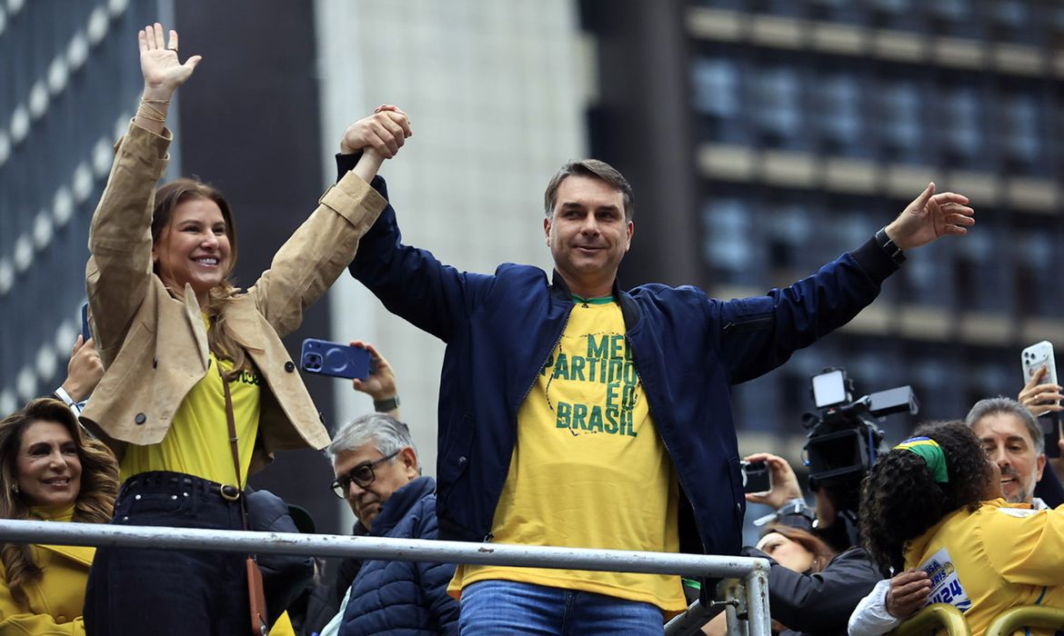 Campanha de Flávio Bolsonaro defende inspiração em Milei; especialistas veem obstáculos