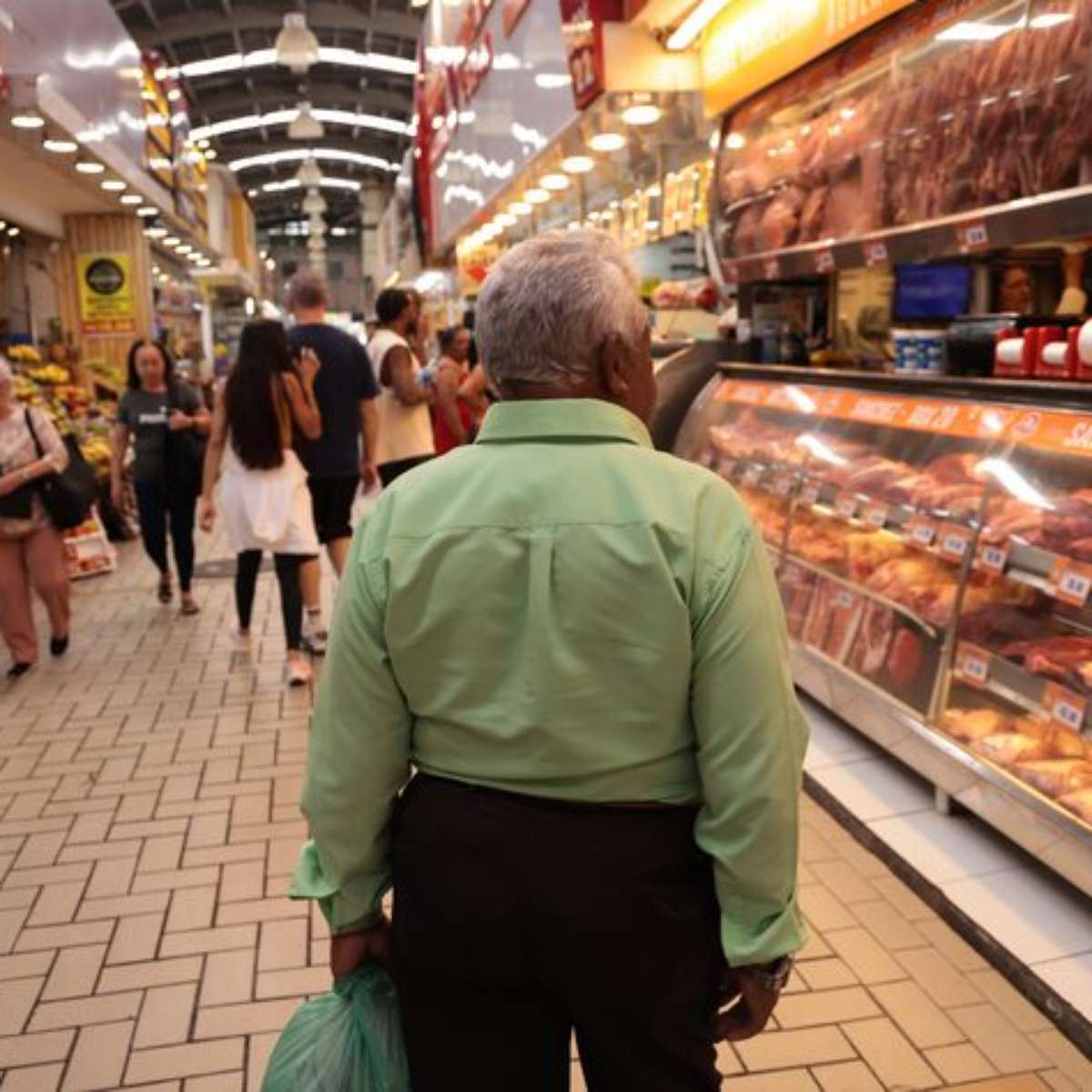 Seis em cada 10 brasileiros precisam fazer atividades extras para completar renda, diz pesquisa