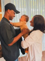 Thiaguinho e Carol Peixinho com o filho Bento