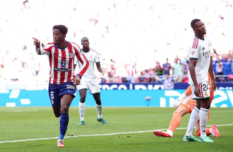 Atlético aproveita um a mais e derrota o Real Madrid por La Liga