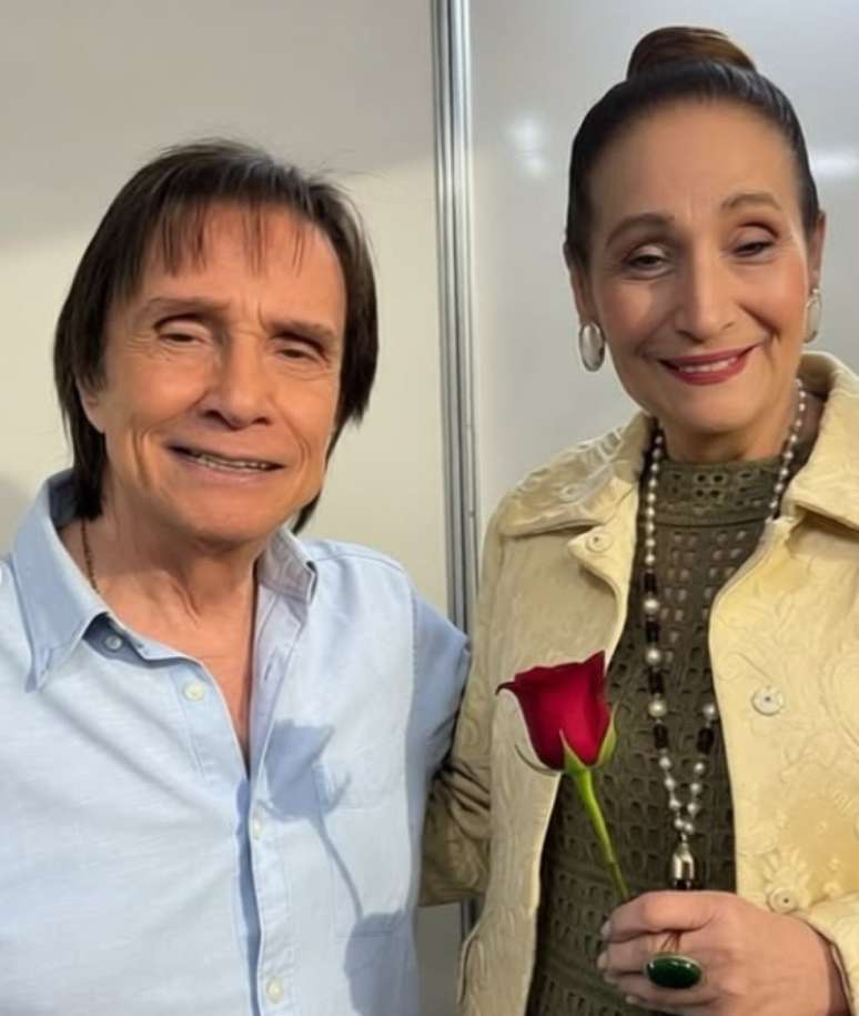 Cantor Roberto Carlos dá para Sonia Abrão o presente sonhado por toda fã do ‘Rei’