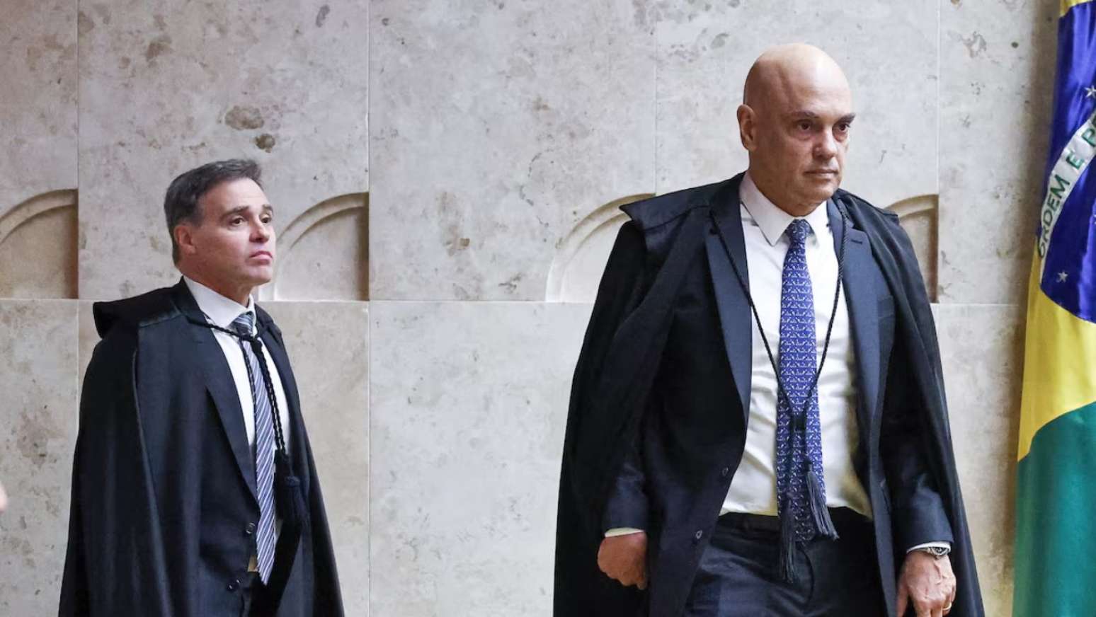 Ministros Andr&eacute; Mendon&ccedil;a e Alexandre de Moraes no plen&aacute;rio do STF.