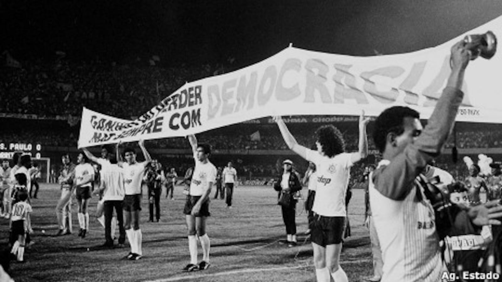 Com a venda de Sócrates, a direção do Corinthians tratou de 'se livrar' dos demais líderes da Democracia Corinthiana. Entre eles, Juninho Reprodução/Conteúdo Estadão