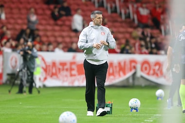 Internacional anuncia a demissão de Paulo Pezzolano, 18º técnico a cair no Brasileirão