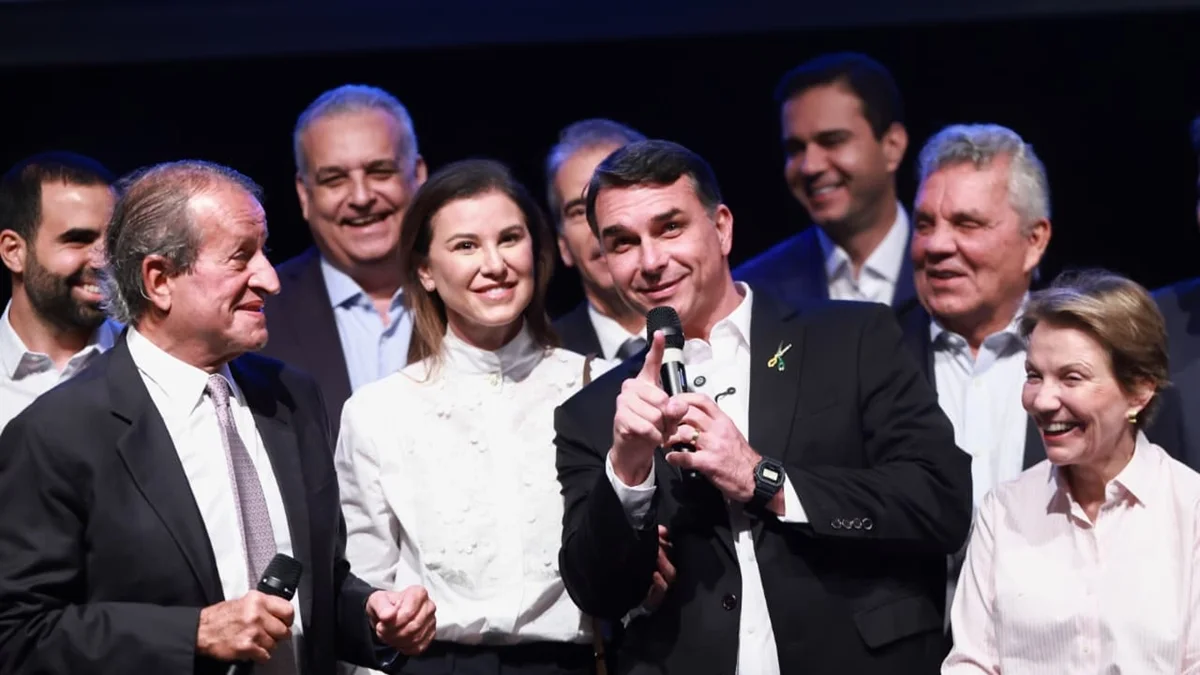 Flávio recebe do PL 7,9 vezes mais do que rivais arrecadaram fora de siglas