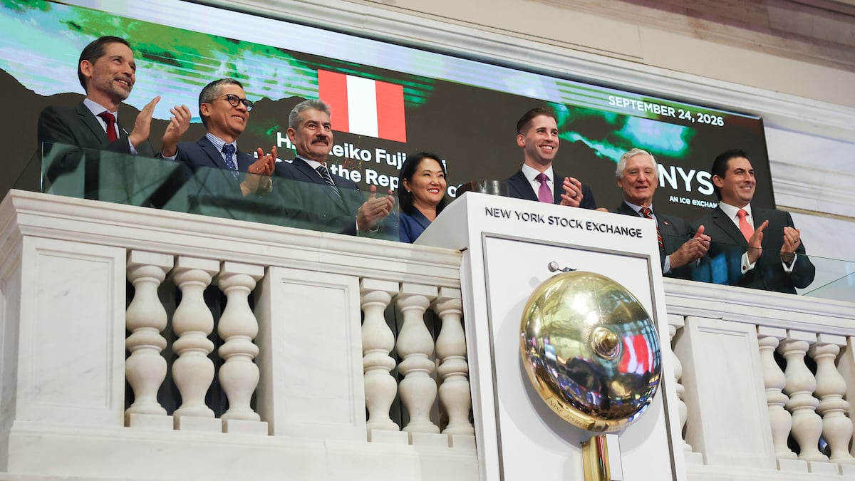 Keiko Fujimori participa no "campanazo" de encerramento da Bolsa de Valores de Nova Iorque