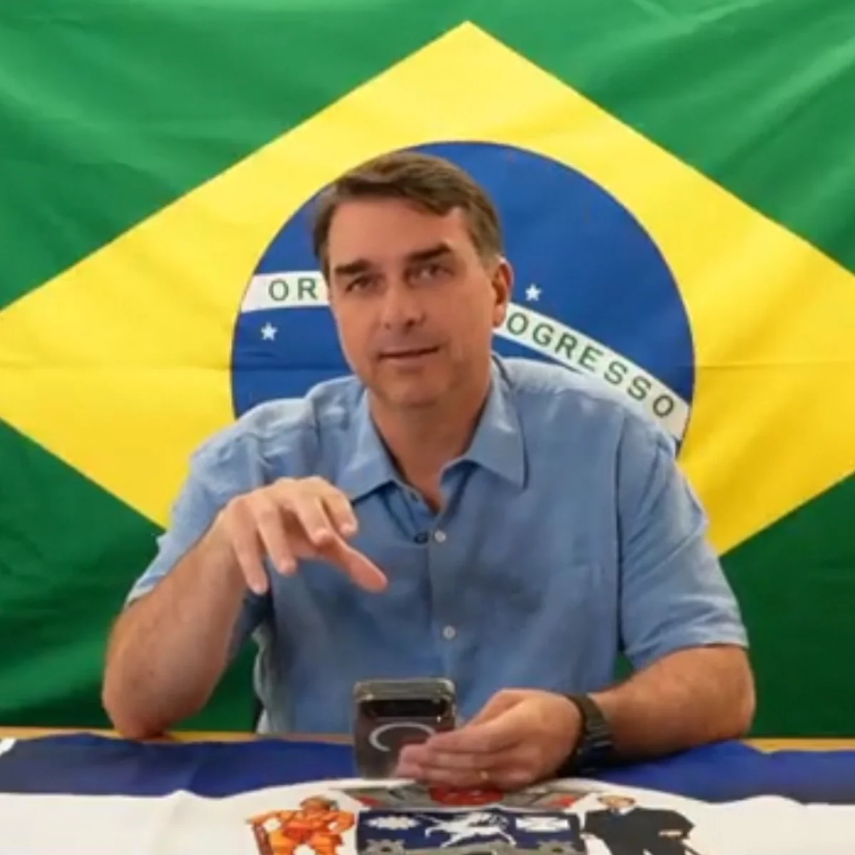 Flávio Bolsonaro não vale uma palavra que diz ou cala