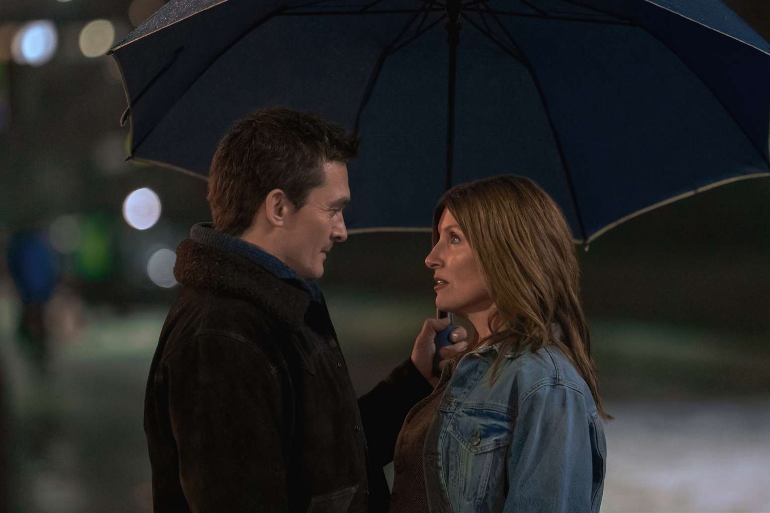 Rupert Friend e Sharon Horgan em Youth, nova s&eacute;rie da HBO