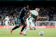 Vini Jr. em disputa de bola na partida entre Real Madrid e Elche