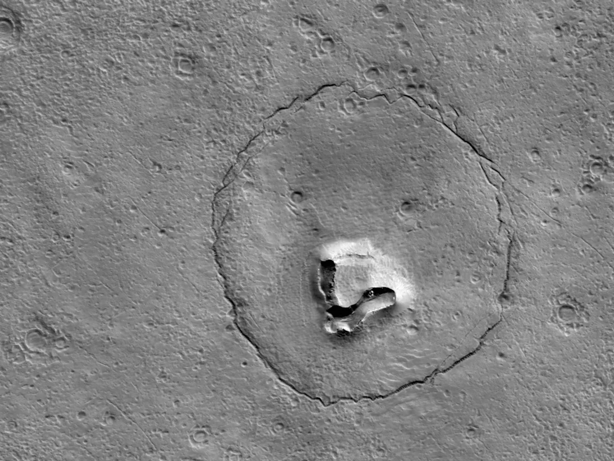 “Urso” de Marte são crateras e fraturas na superfície do planeta