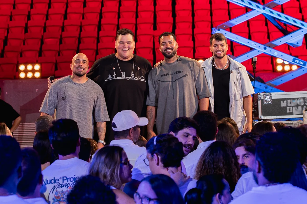 foto colorida do grupo menos é mais - metrópoles
