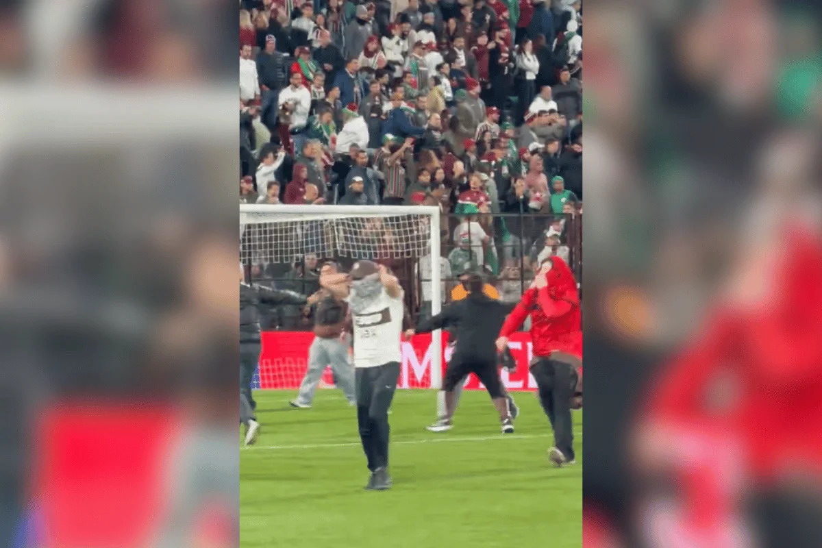 Torcida do Platense invade campo após eliminação para o Fluminense