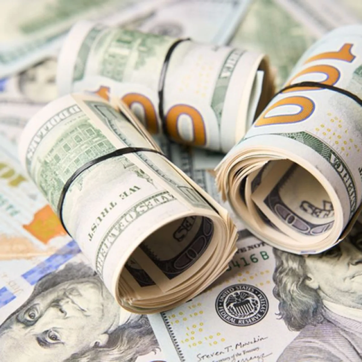 Dólar fica estável apesar de crise do STF e provável alta dos juros nos EUA