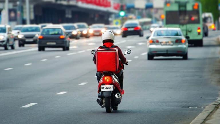 Estudo mostra que trabalho por aplicativo cresce no Brasil, mas informalidade dispara