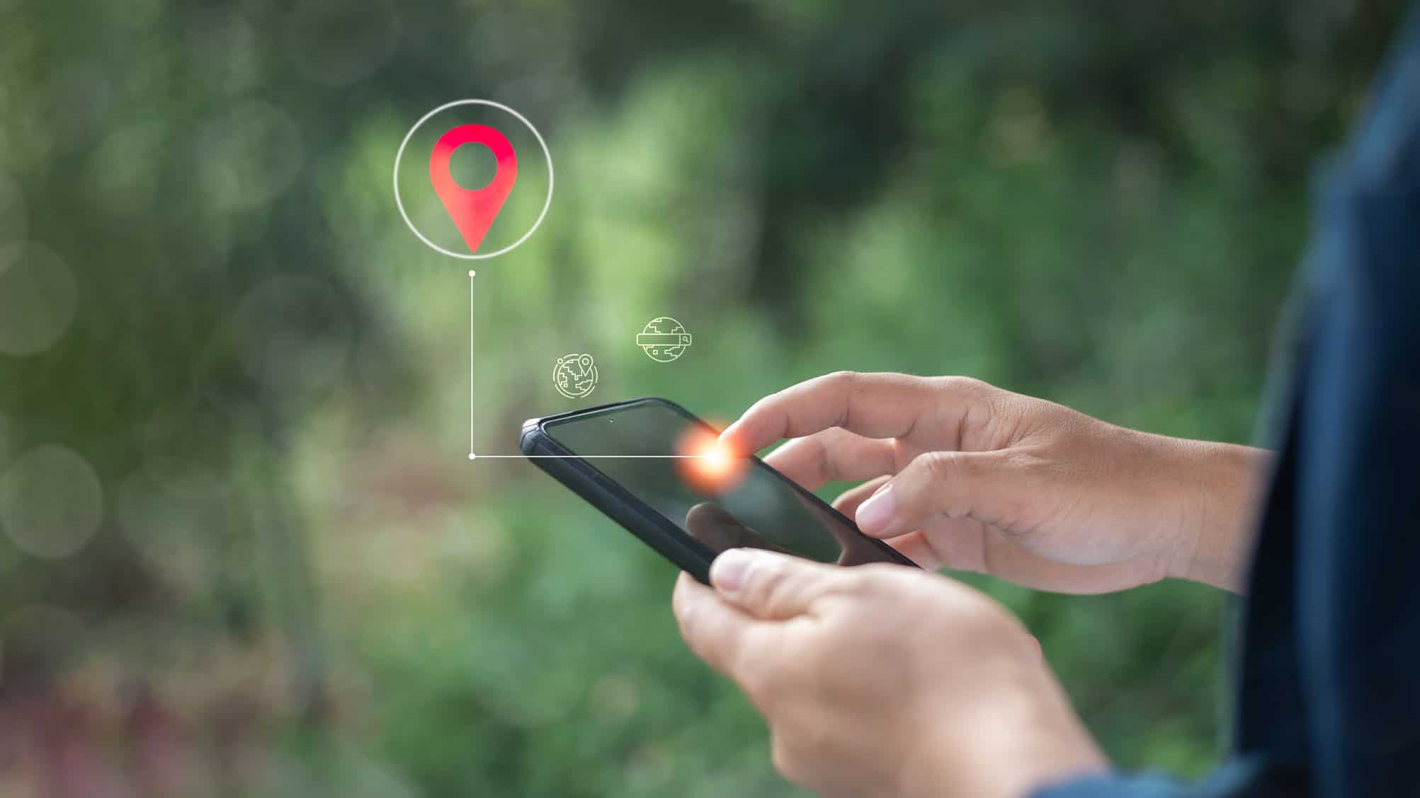 Close de uma mão usando um smartphone com um ícone de pin de localização GPS