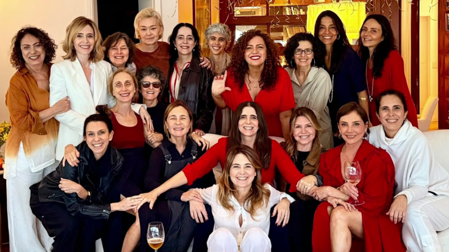Malu Mader comemora anivers&aacute;rio de 60 anos rodeada por famosas
