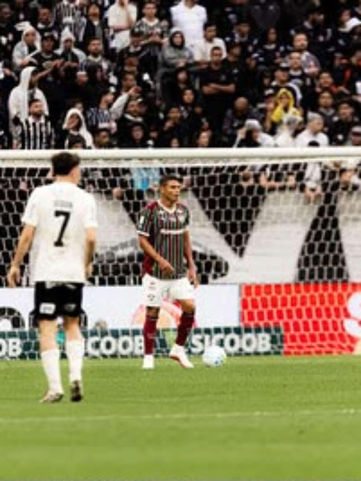 Torcida do Corinthians faz novo protesto após mais uma derrota no Brasileirão