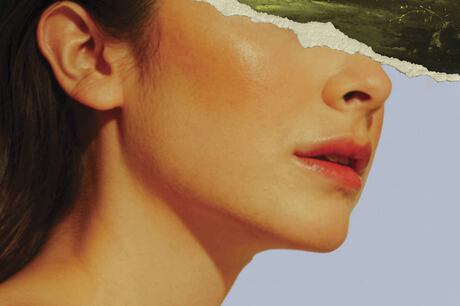 Livro polemiza pondo ‘influenciadora conservadora’ no século 19, conquista Anne Hathaway e dispara nas redes