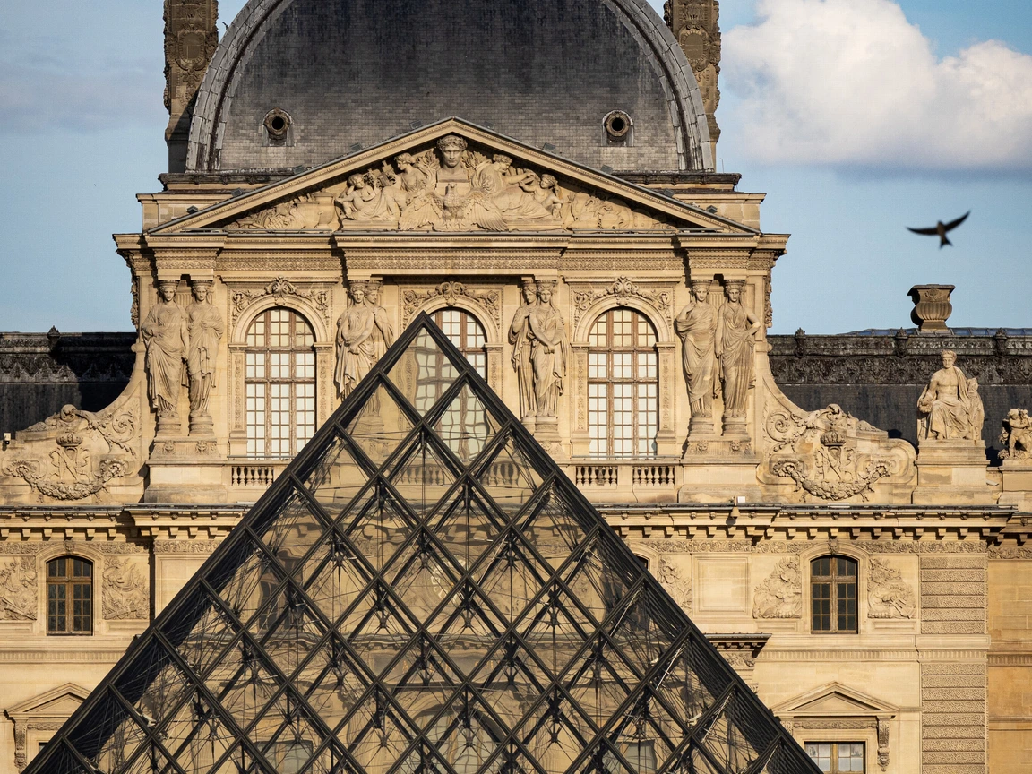 Alemães presos por pendurar falsificações no Louvre