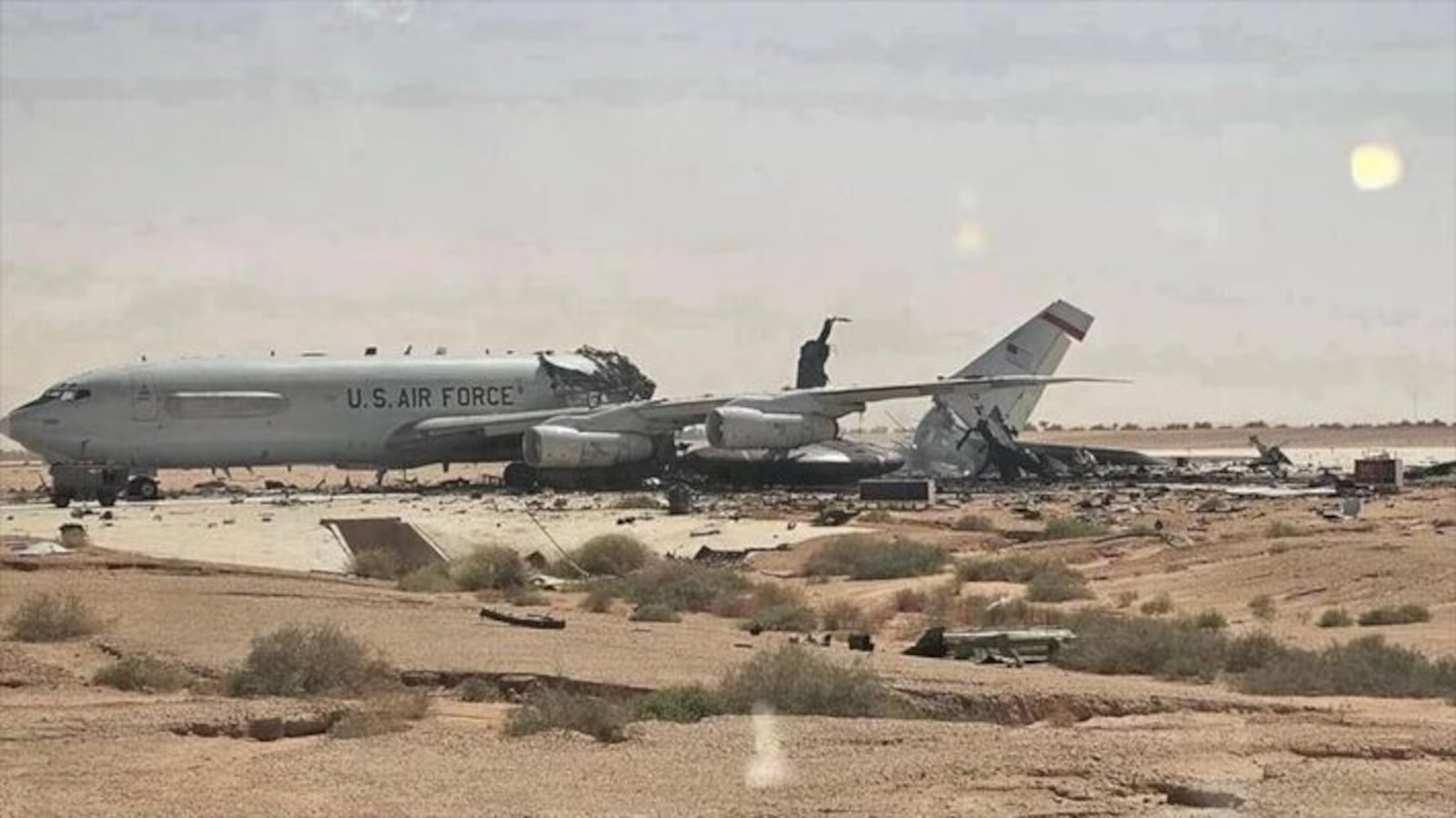 Boeing E-3 Sentry ficou destruído após ataque à Base Aérea Príncipe Sultan, na Arábia Saudita Reprodução/CBS/Via Estadão