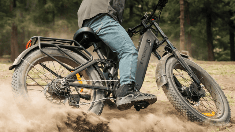 Bicicleta elétrica tem dois motores, 2.000 W de potência e autonomia de até 161 km