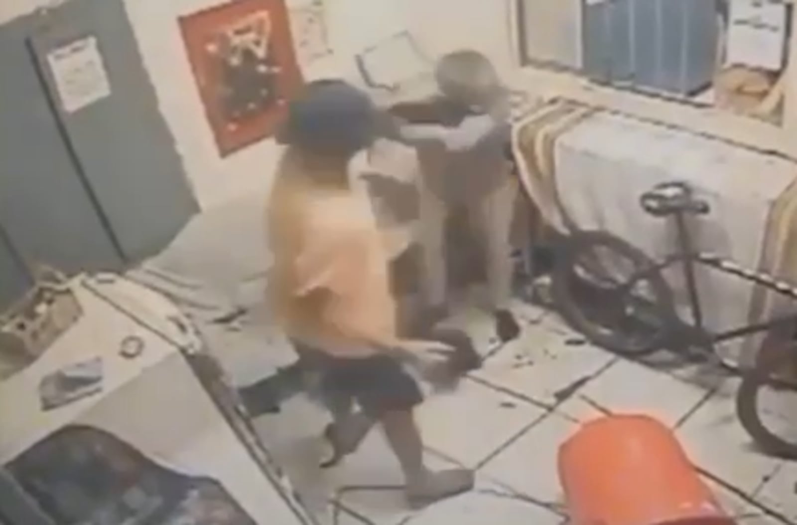 Câmeras de segurança do hotel registraram ataque do criminoso contra vítima Reprodução/Polícia Civil