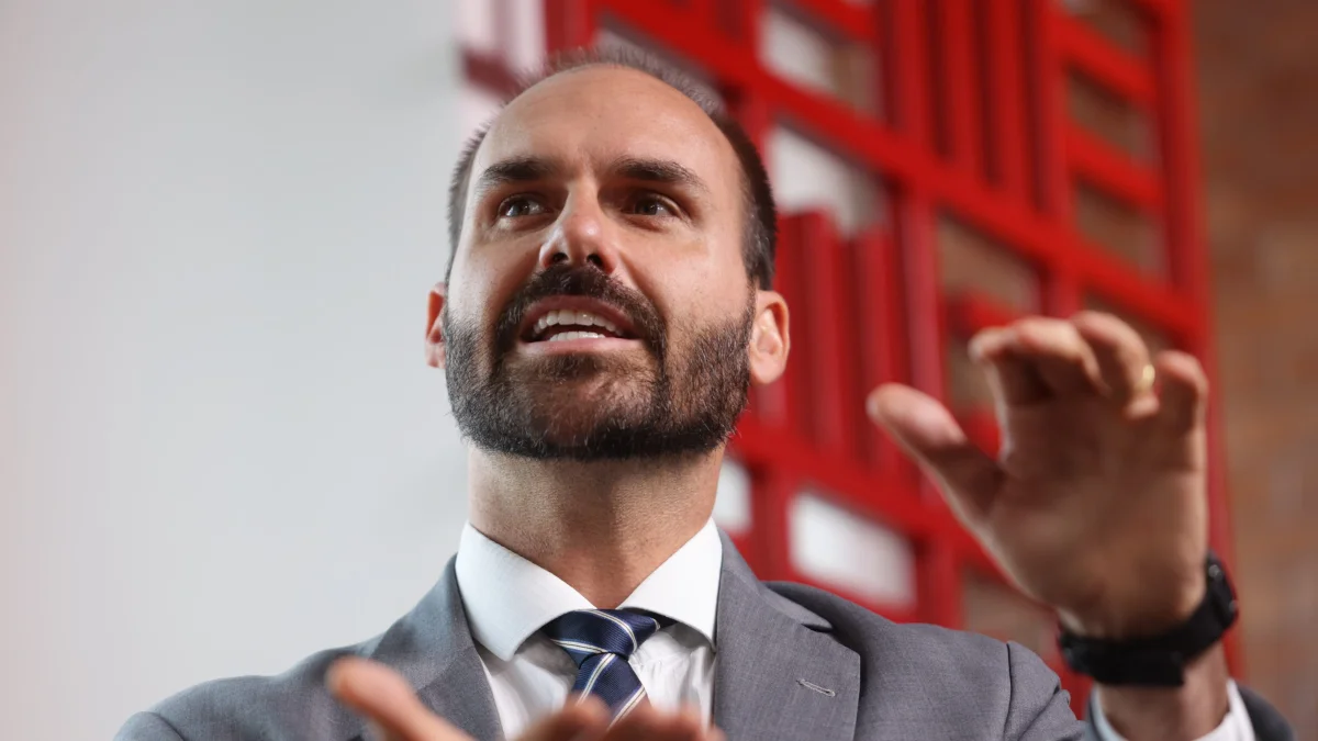 Eduardo Bolsonaro volta a citar possíveis sanções dos EUA após fala de Dino