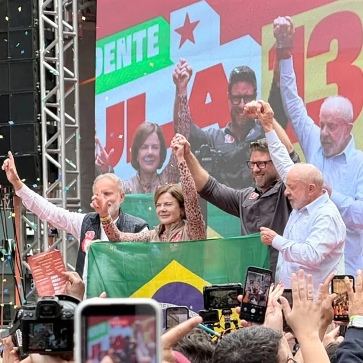 "Algoz" e "frouxo": Moro vira alvo durante ato de Lula em Curitiba (PR)