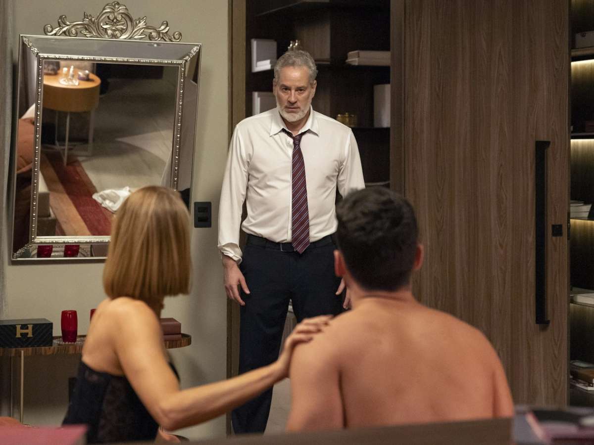 Quem Ama Cuida: Adriana não esconde de Dora que armou flagra