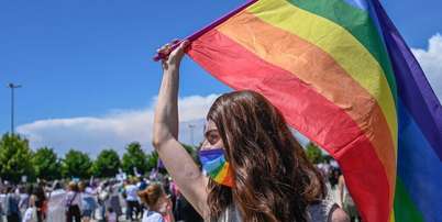 Integrante da comunidade l&eacute;sbica, gay, bissexual, transg&ecirc;nero queer, intersexo e assexual (LGBTQIA+) segura uma bandeira do arco‑&iacute;ris, s&iacute;mbolo da comunidade, durante um protesto contra a retirada da Turquia da Conven&ccedil;&atilde;o de Istambul, em 19 de junho de 2021. Foto: AFP - BULENT KILIC / RFI