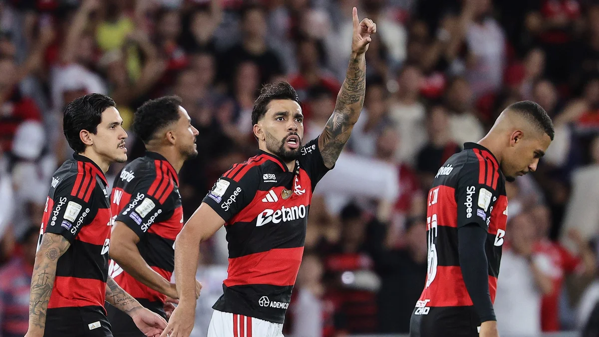 Flamengo vence Corinthians com gol no fim e retoma liderança do Brasileirão