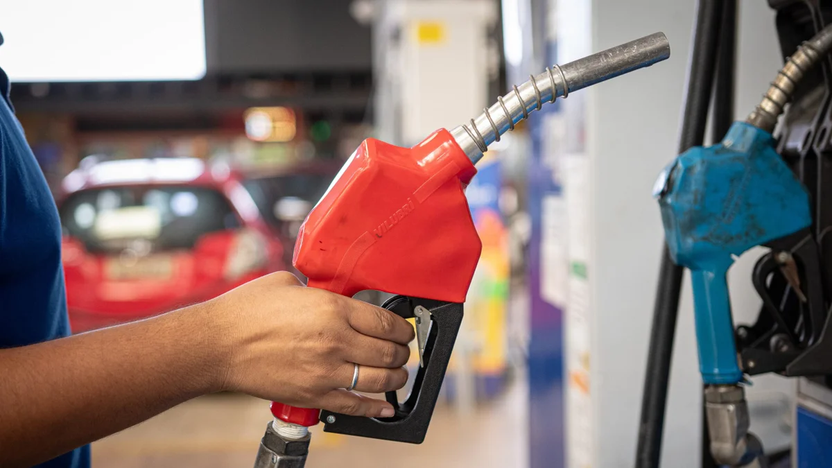 Petrobras faz reajuste do diesel, mas subsídio segura preço para consumidor