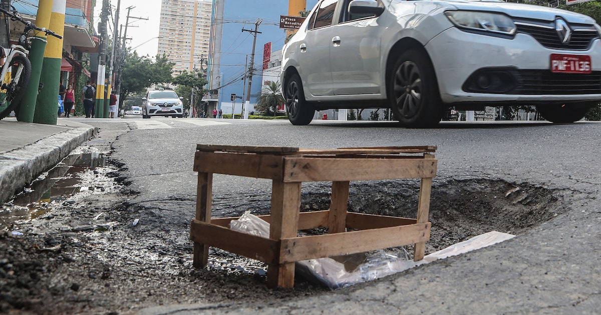 Santa Cecília: leitora se queixa de bueiro afundando em rua da região