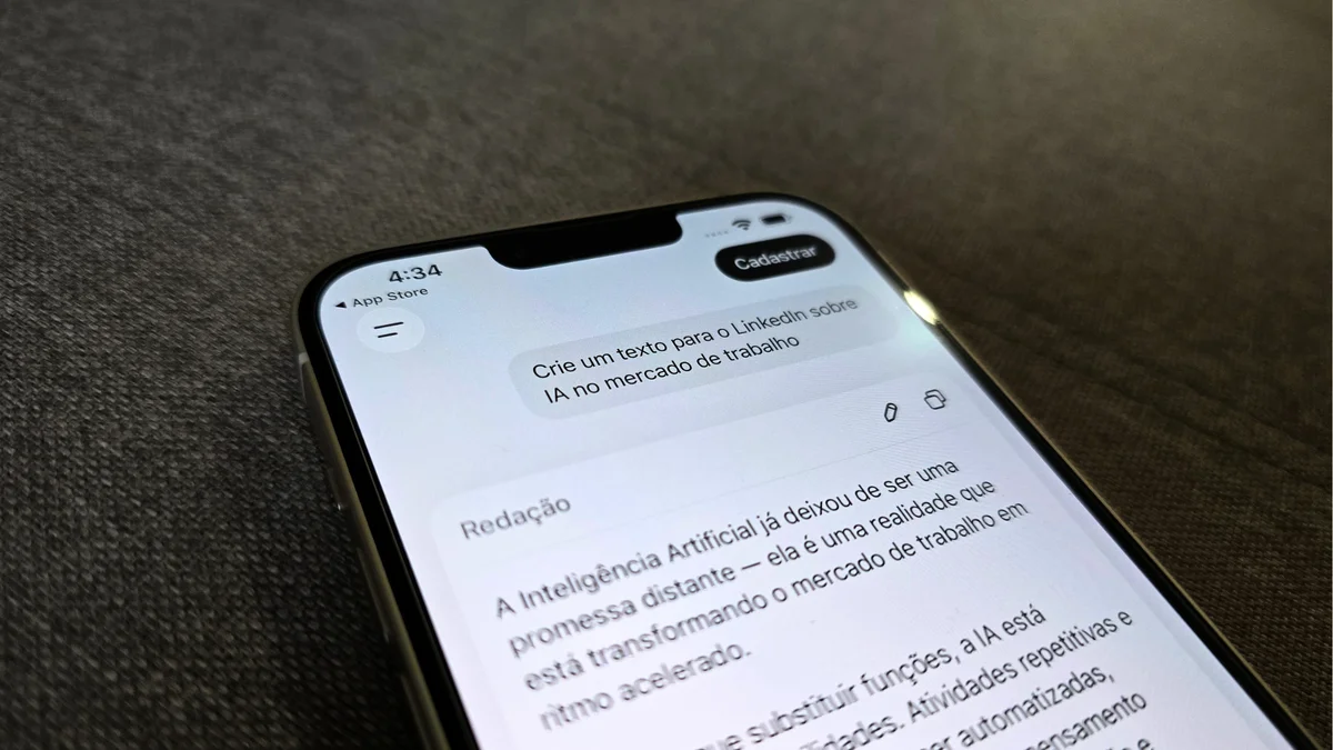 Celular com conversa no ChatGPT