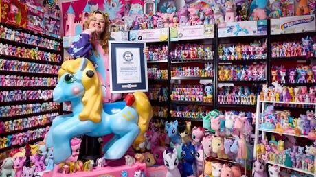 Mulher que não ganhou cavalo na infância quebra recorde com milhares de pôneis de brinquedo