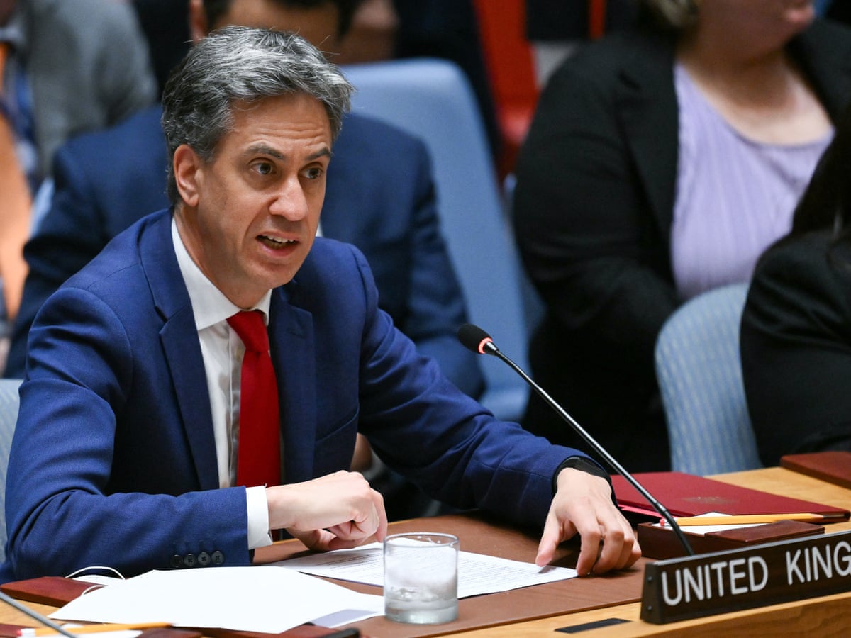Ed Miliband encontra-se com o ministro das Relações Exteriores do Irã enquanto Teerã oferece ultimato aos EUA sobre o estreito de Ormuz