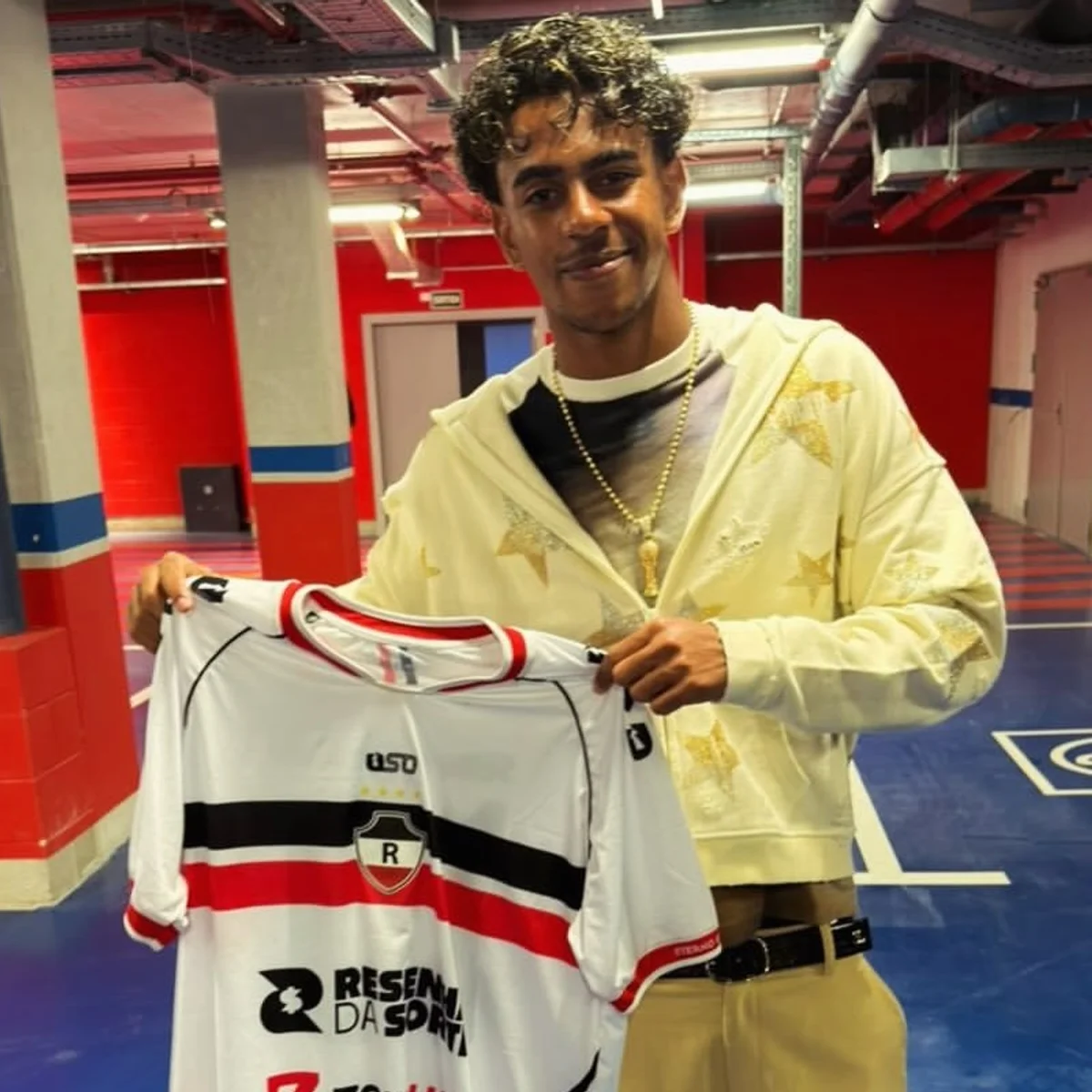 Lamine Yamal posa com camisa do River-PI após goleada do Barcelona