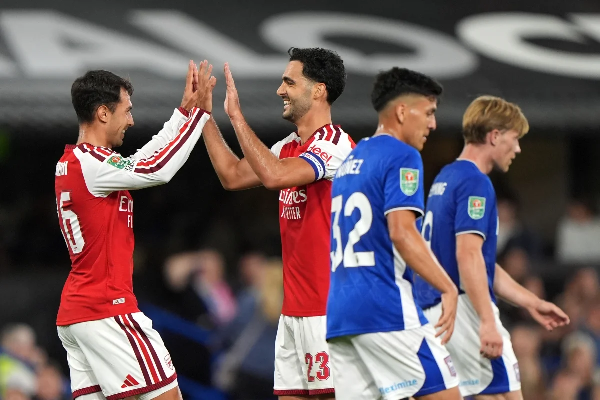 Arsenal goleia Ipswich e garante classificação na Copa da Liga Inglesa
