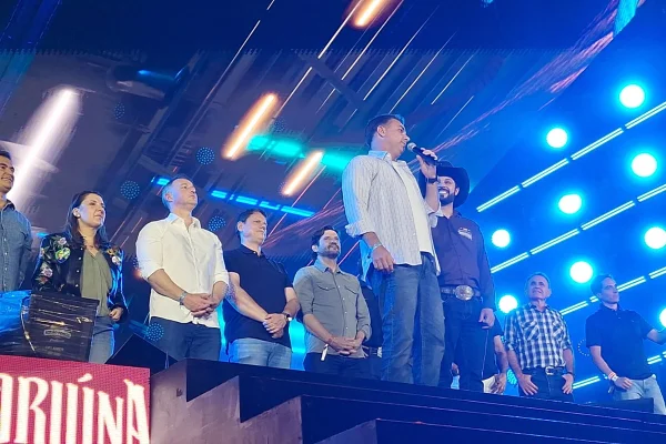 Na reta final da campanha, Flávio e Tarcísio fazem aparição curta em rodeio - destaque galeria