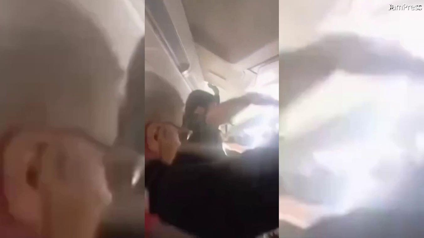 Em um vídeo aterrorizante de meio voo, passageiros de um avião gritam enquanto uma agitação violenta faz os painéis do teto da cabine voarem.